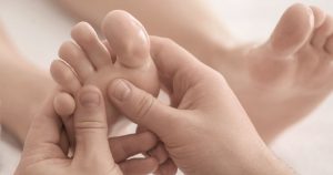 Por qué poner aceite en los pies para a dormir mejor